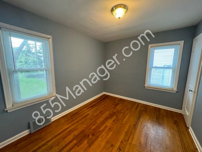 Building Photo - Charming 3-Bedroom Ranch in Berkley - Idea...