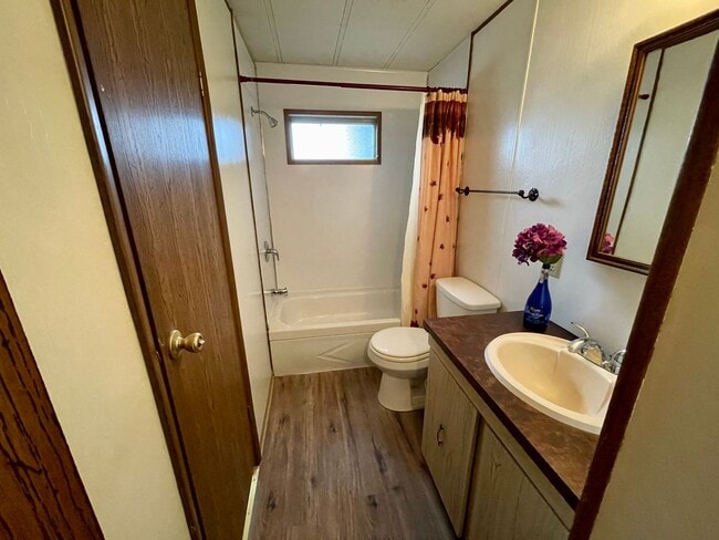 Building Photo - Affordable & Ideally Located 2 Bed 2 Bath ...