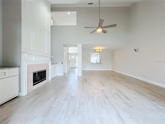 Building Photo - 900 W Charing Cross Cir