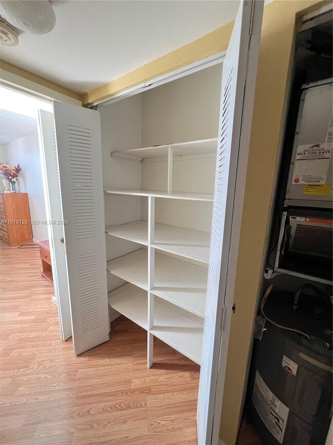 Building Photo - 2851 Somerset Dr