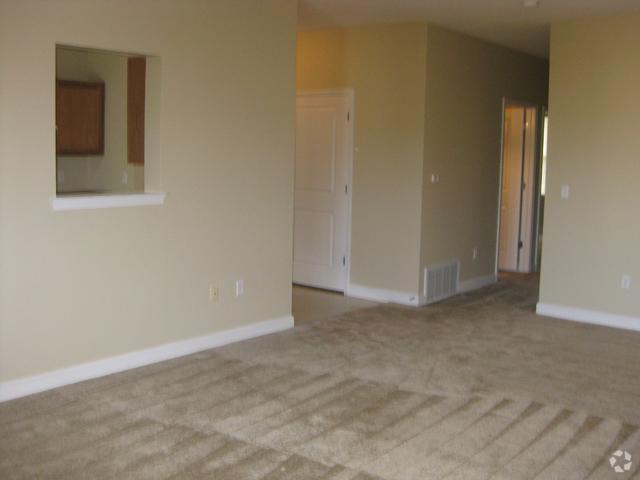 2BR Living Room - The Metropolitan and Greenlaw Place Apartm...