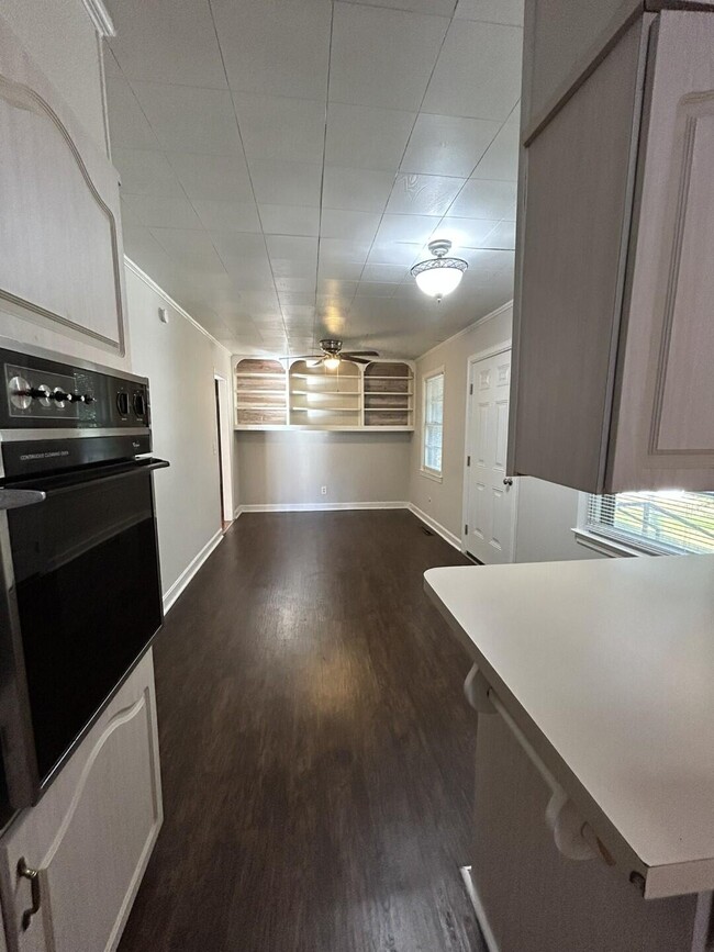 Building Photo - 523 Colonial Dr