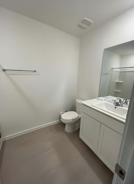 Second Floor Bathroom - 259 Ottawa Way