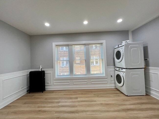 Building Photo - 1701 W Albion Ave