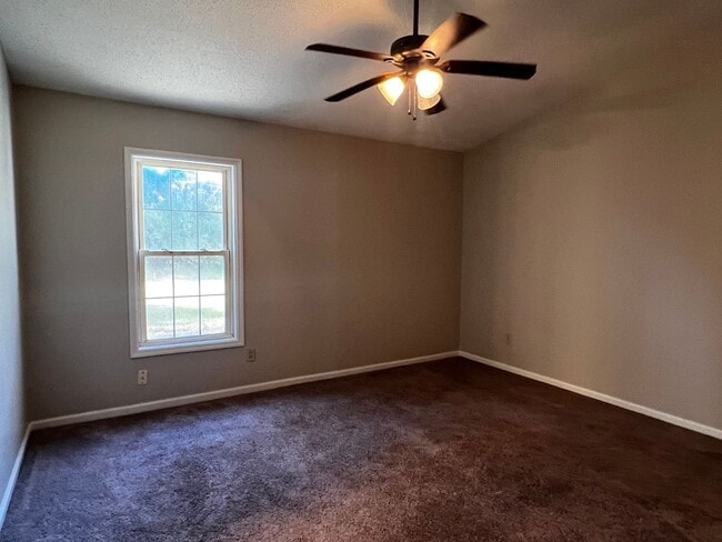 Building Photo - Charming 2 bedroom 2 bath home located in Jacksonville. This home is close to the area bases, sho...