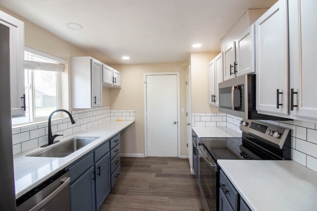 Building Photo - MOVE IN SPECIAL IF YOU SIGN LEASE BY 4/15/2026!!!!!!! Newly Updated 3/2 Home in SW Redmond