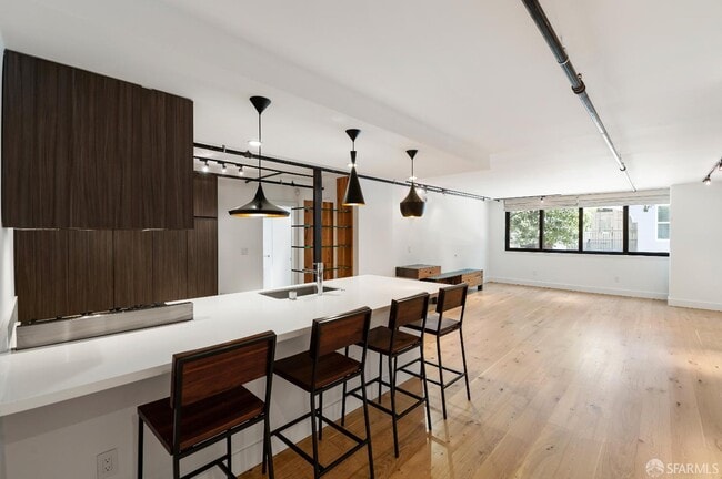 Building Photo - 1875 Mission St