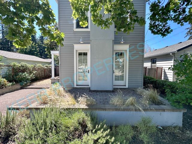 Building Photo - Locating occupants for the property owner! Charming 3-Bedroom Retreat with 2.5 Baths and Spacious...