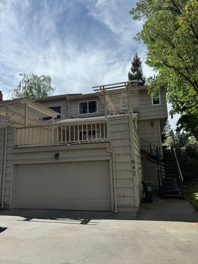 Building Photo - 642 Commons Dr