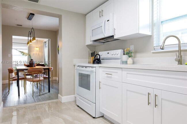 Building Photo - 2761 SW 33rd Ct