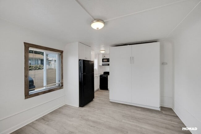 Building Photo - Clean affordable studio in Englewood