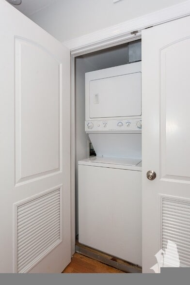 Building Photo - 1636 W Grace St