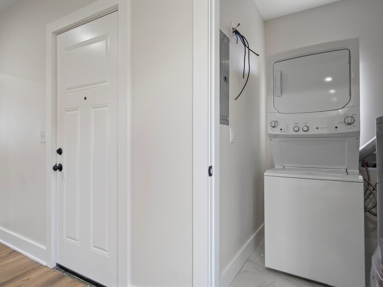 Building Photo - 3041 Holbrook St