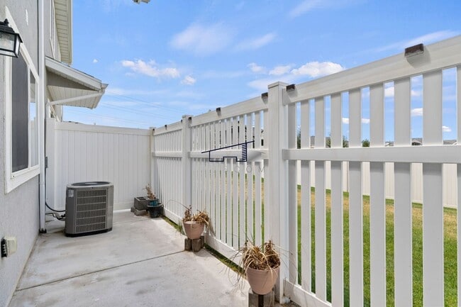 Building Photo - 6471 Aspen Ln