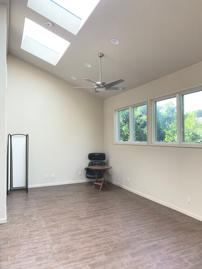 Building Photo - Home-Sweet-Home Vibe in Harper Ave!