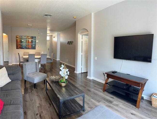 Building Photo - 8121 Fan Palm Way