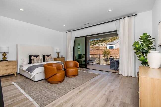 Building Photo - Fantastic 5 bed 4.5 bath with Pool in Porter Ranch !