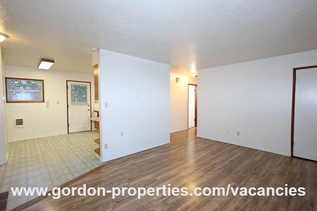 Building Photo - SE Green Vista Dr - Milwaukie 2 bedroom du...