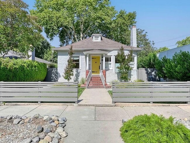 Building Photo - Beautiful vintage home
