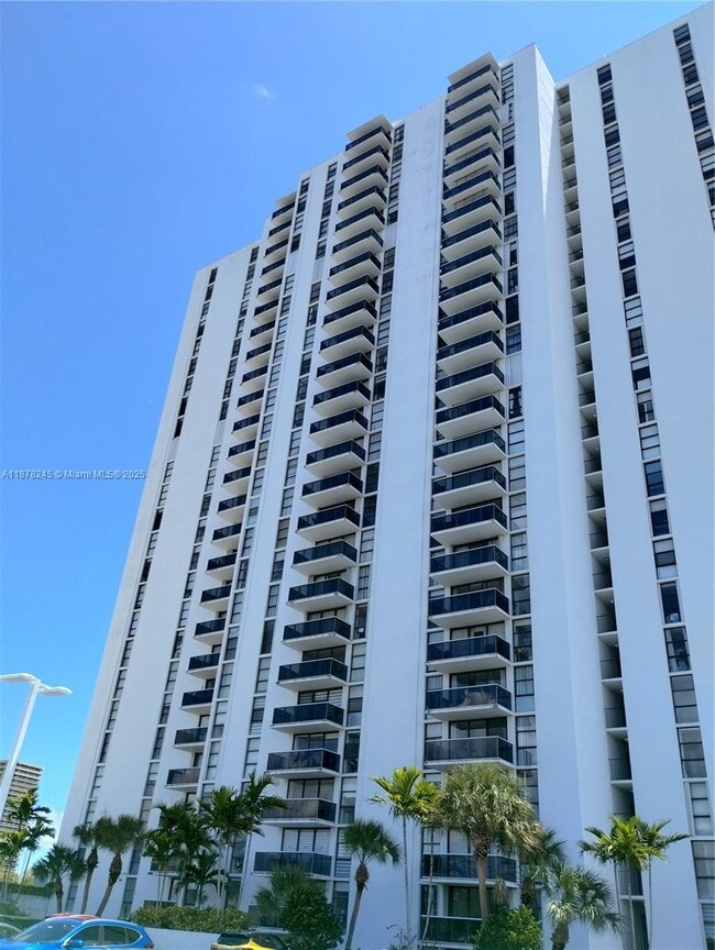 Building Photo - 3625 N Country Club Dr