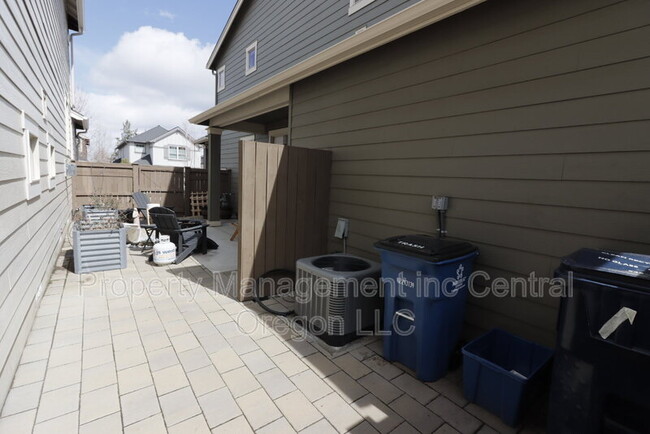 Building Photo - 2860 Yew Park Ln