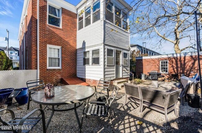 Building Photo - 1702 Grand Ave