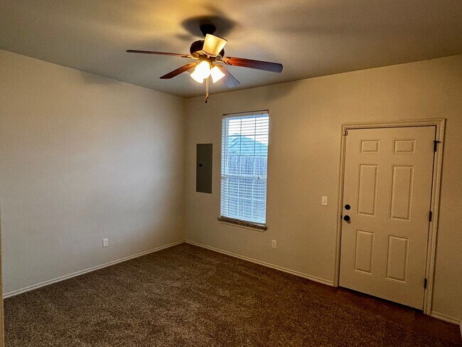 Building Photo - 3br 2ba duplex with 2 car garage!!