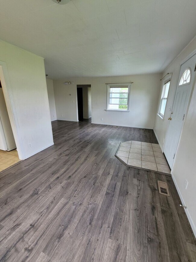 Building Photo - 4 Bedroom/ 3 Bath Home
