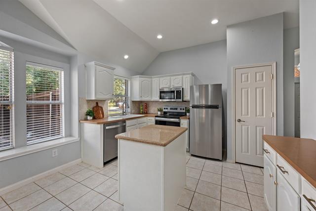 Building Photo - 3605 Villanova Dr