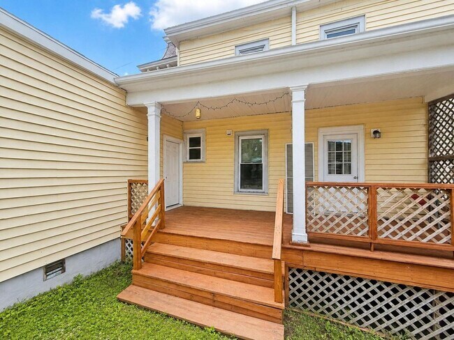Building Photo - Newly Renovated 2BR on Sought-After Warren Street with Soaring Ceilings