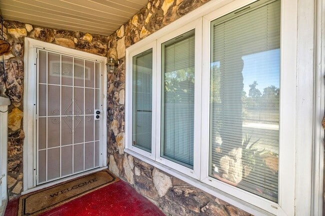 Building Photo - Welcome to this stunning 4-bedroom, 2-bath...