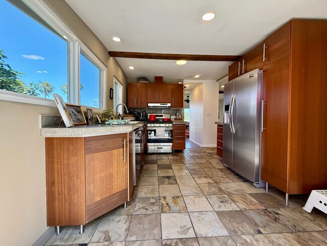 Building Photo - Gorgeous Fully Furnished Ocean Beach Retreat + FLEXIBLE STAY