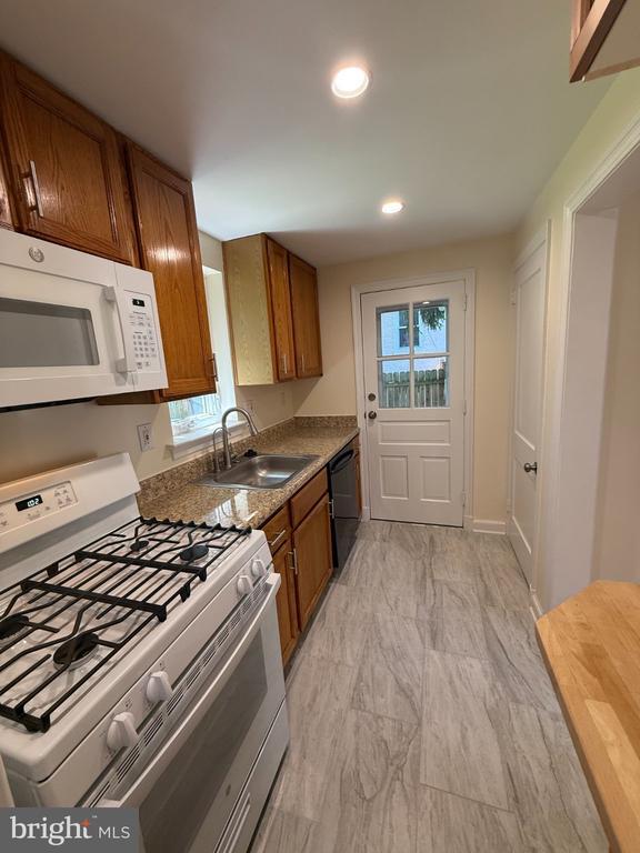 Building Photo - 4616 Rosedale Ave