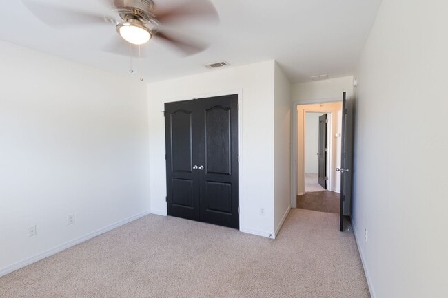 Building Photo - Centrally located 3 bedroom home
