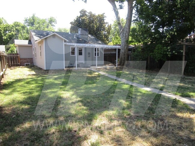 Building Photo - 2-Bed, 2-Bath Cottage PENDING