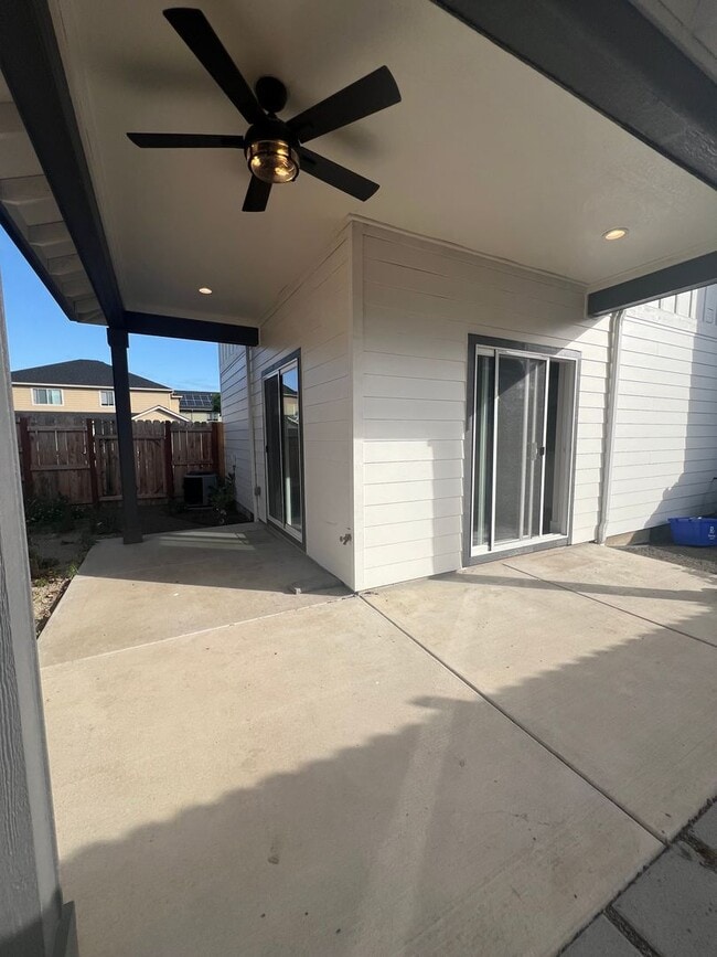 Building Photo - Charming three bedroom townhouse in the heart of Talent! | Available Mid May