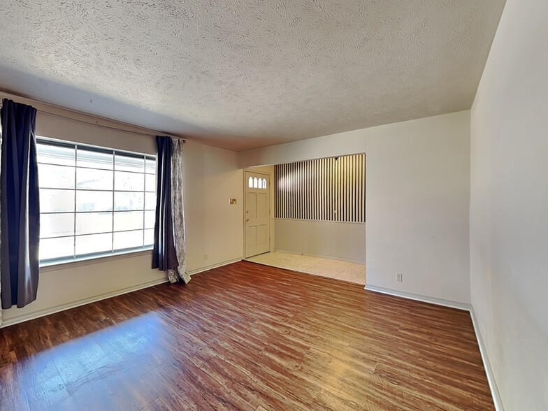 Building Photo - 13630 Willow Bend Rd