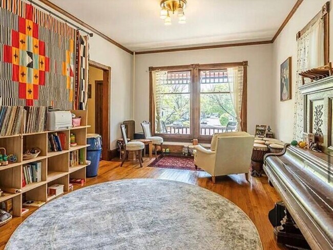 Building Photo - 3 bedrooms home in downtown