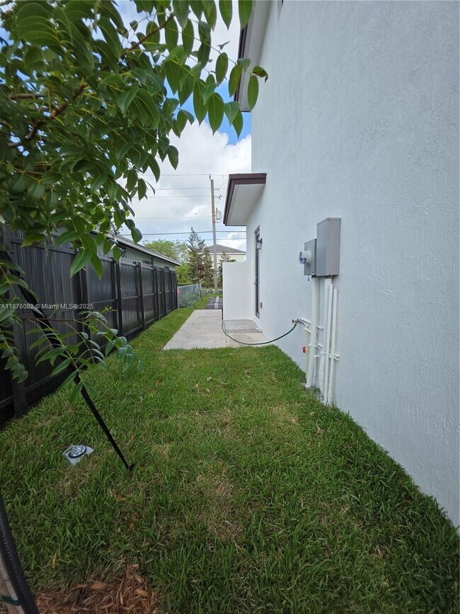 Building Photo - 1313 NW 6th Ave