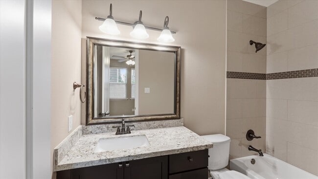 Building Photo - 922 W 20th St