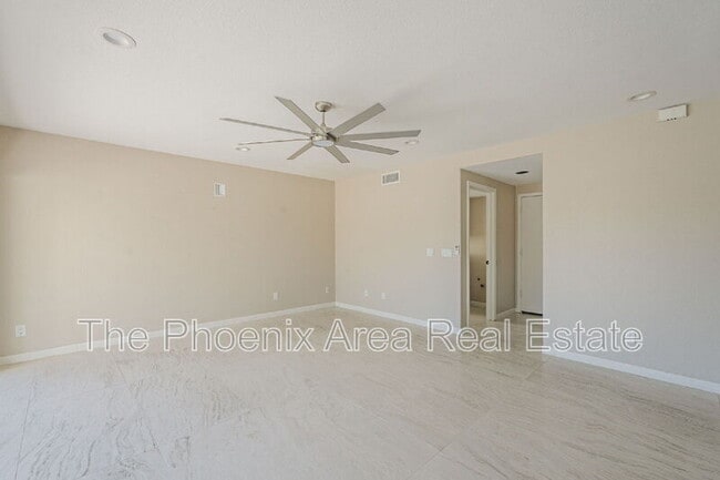 Building Photo - 3761 S Hawthorn Dr