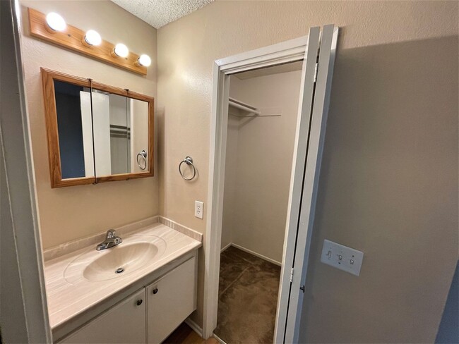 Building Photo - PET FRIENDLY One Bedroom Condo in a Peacef...