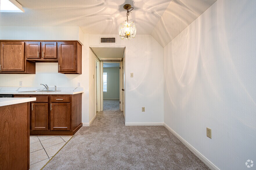 1BR, 1BA - 600SF - Dining Room - 6564 Fleur De Lis Dr