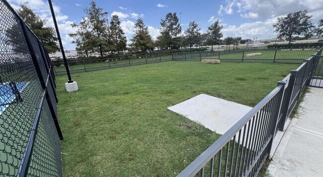 Building Photo - 8877 Lakes at 610 Dr