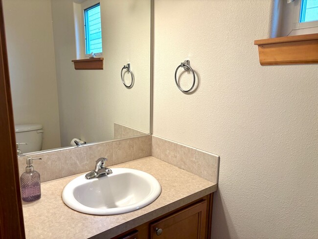 Building Photo - Montavilla 3 bed, 2 1/2 bath house