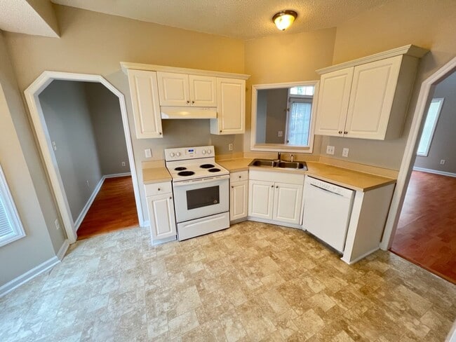 Building Photo - Large 3 bedroom home near downtown Raleigh!
