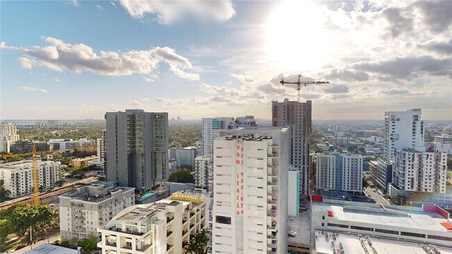 Building Photo - 999 SW 1st Ave