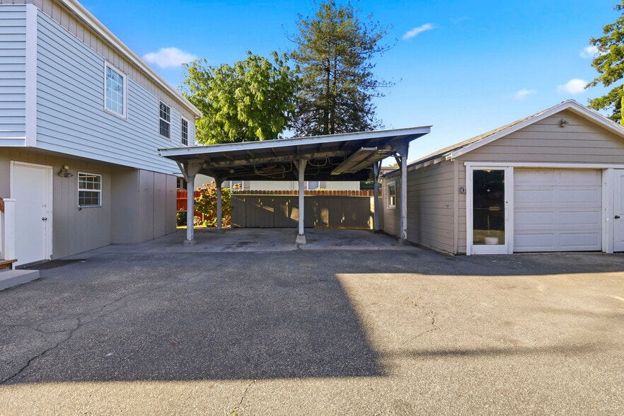 Building Photo - 740 Laurel Ave