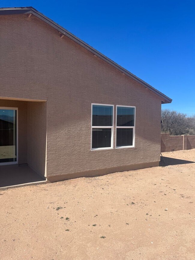 Building Photo - Beautiful 4 Bedroom 2 Bathroom split floor plan home in the newly built Turquoise Hills Neighborh...