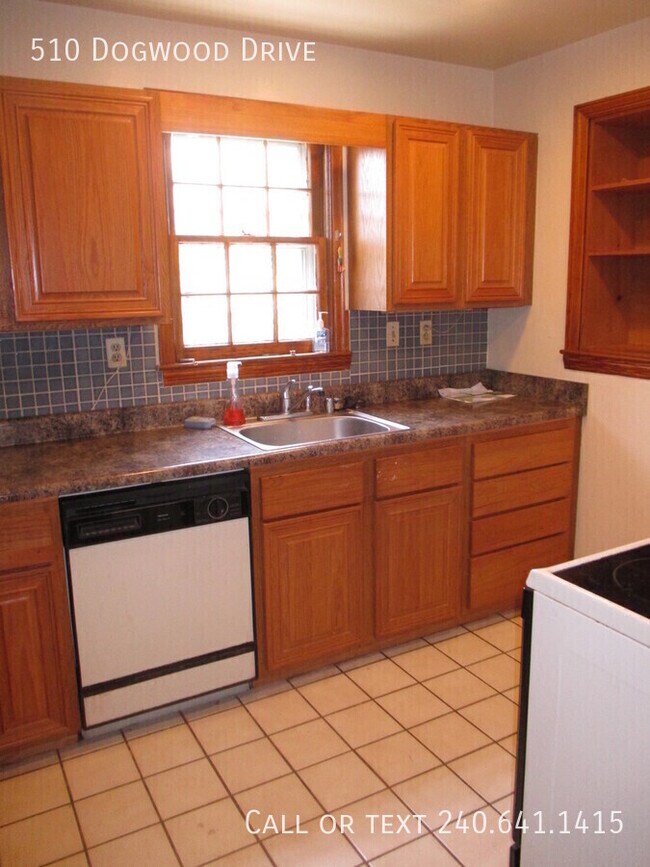 Building Photo - 510 Dogwood Dr